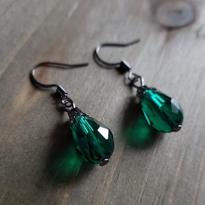 Pendientes de lágrima verde esmeralda de plata oscura - Pendientes de cristal de plata oscura hechos a mano - Pendientes de pera de piedra verde - Pendientes celtas góticos