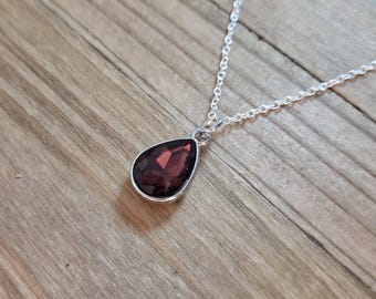 Collar de cristal rojo vino, bañado en plata de ley 925, hecho a mano, con cristales iridiscentes burdeos en forma de lágrima, gótico, vampiro, sangre, hada.