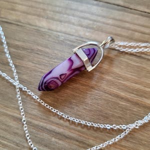 Lila mit einem Band versehene Achat-Kristallhalskette - 925 Sterlingsilber-Sechskant-Naturstein-Mitternachts-Lila marmorierte Achat-Heilkristall-Halskette