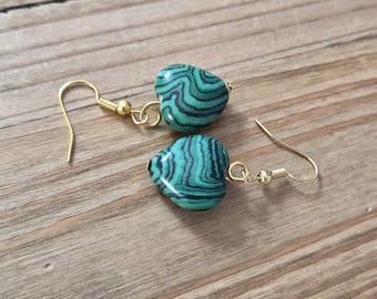 Boucles d'oreilles coeur en pierre de malachite verte - Boucles d'oreilles coeur en cristal plaqué or 18 carats - Boucles d'oreilles amour Saint Valentin en pierre de guérison coeur vert