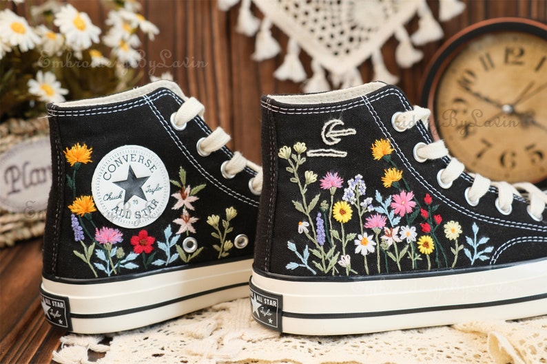 Converse Sunflower Embroidered Shoes,1970s Converse Chuck Taylor,Converse Custom Small Flower/Small Flower Embroidery afbeelding 1