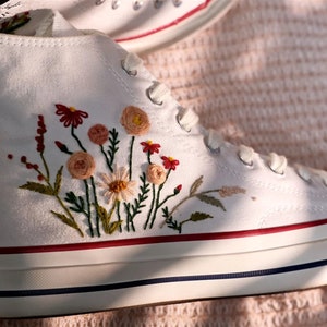 Chaussures brodées Converse,Converse Chuck Taylor années 1970,Converse petite fleur personnalisée / broderie de petites fleurs image 2