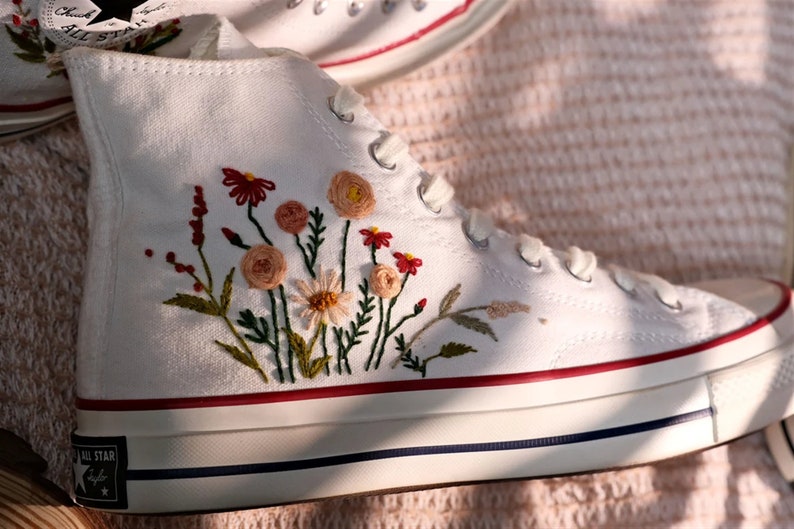 Converse bestickte Schuhe, Converse Chuck Taylor 1970er Jahre, Converse individuelle kleine Blume / kleine Blumenstickerei Bild 2