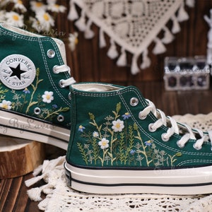 Chaussures brodées Converse,Converse Chuck Taylor années 1970,Converse petite fleur personnalisée / broderie de petites fleurs image 2