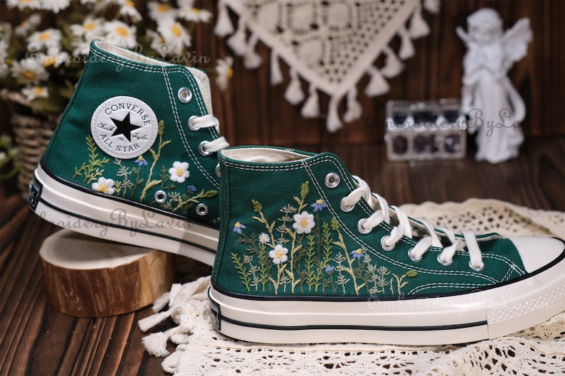 Chaussures brodées Converse,Converse Chuck Taylor années 1970,Converse petite fleur personnalisée / broderie de petites fleurs image 2