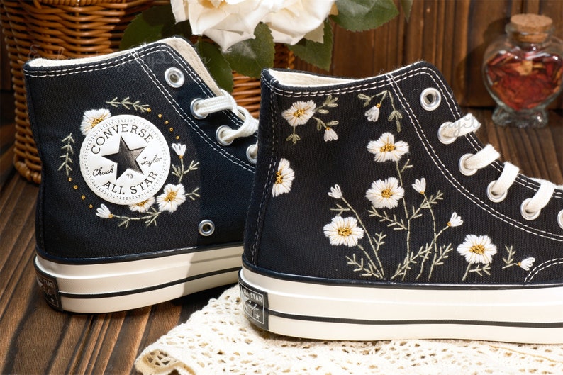 Chaussures brodées Converse,Converse Chuck Taylor années 1970,Converse petite fleur personnalisée / broderie de petites fleurs image 5