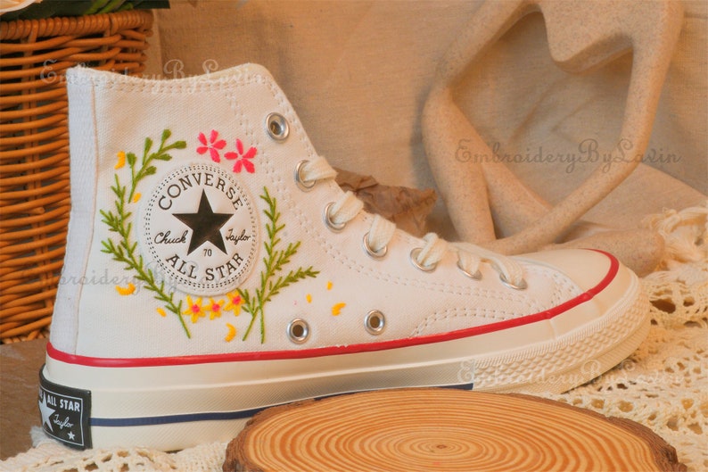 Converse bestickte Schuhe, Converse Chuck Taylor 1970er Jahre, Converse individuelle kleine Blume / kleine Blumenstickerei Bild 4