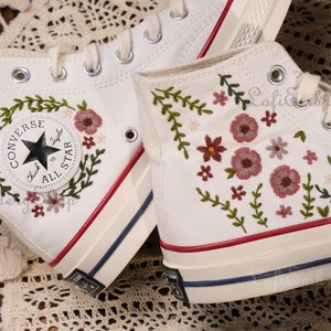 Chaussures brodées Converse,Converse Chuck Taylor années 1970,Converse petite fleur personnalisée / broderie de petites fleurs image 4