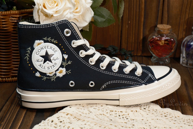 Chaussures brodées Converse,Converse Chuck Taylor années 1970,Converse petite fleur personnalisée / broderie de petites fleurs image 4