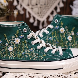 Chaussures brodées Converse,Converse Chuck Taylor années 1970,Converse petite fleur personnalisée / broderie de petites fleurs image 3