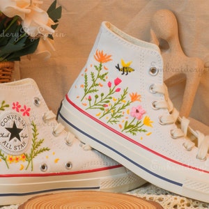 Converse bestickte Schuhe, Converse Chuck Taylor 1970er Jahre, Converse individuelle kleine Blume / kleine Blumenstickerei Bild 1