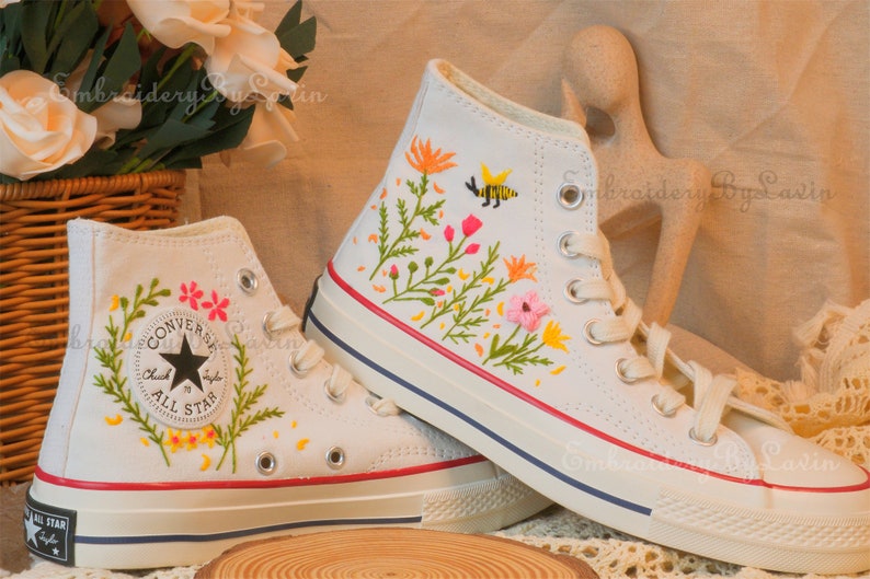 Converse bestickte Schuhe, Converse Chuck Taylor 1970er Jahre, Converse individuelle kleine Blume / kleine Blumenstickerei Bild 1