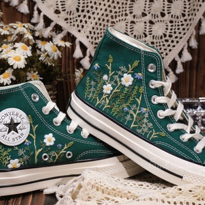 Chaussures brodées Converse,Converse Chuck Taylor années 1970,Converse petite fleur personnalisée / broderie de petites fleurs image 4