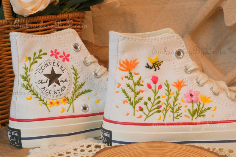 Converse bestickte Schuhe, Converse Chuck Taylor 1970er Jahre, Converse individuelle kleine Blume / kleine Blumenstickerei Bild 5