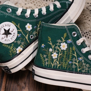 Chaussures brodées Converse,Converse Chuck Taylor années 1970,Converse petite fleur personnalisée / broderie de petites fleurs image 6