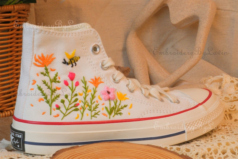 Converse bestickte Schuhe, Converse Chuck Taylor 1970er Jahre, Converse individuelle kleine Blume / kleine Blumenstickerei Bild 2