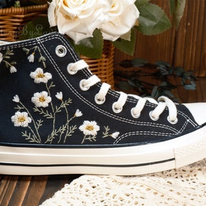 Chaussures brodées Converse,Converse Chuck Taylor années 1970,Converse petite fleur personnalisée / broderie de petites fleurs image 6