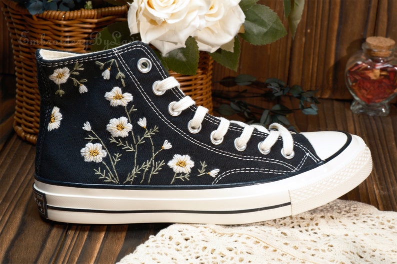 Chaussures brodées Converse,Converse Chuck Taylor années 1970,Converse petite fleur personnalisée / broderie de petites fleurs image 6