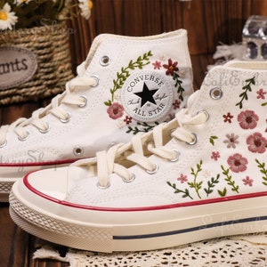 Chaussures brodées Converse,Converse Chuck Taylor années 1970,Converse petite fleur personnalisée / broderie de petites fleurs image 2