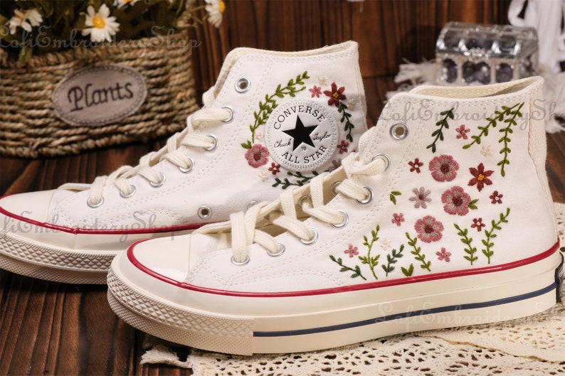 Chaussures brodées Converse,Converse Chuck Taylor années 1970,Converse petite fleur personnalisée / broderie de petites fleurs image 2