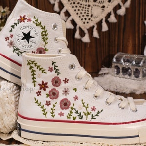 Chaussures brodées Converse,Converse Chuck Taylor années 1970,Converse petite fleur personnalisée / broderie de petites fleurs image 1