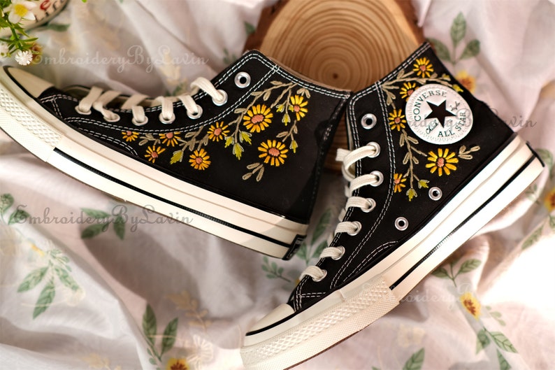 Converse Sonnenblumen bestickte Schuhe, 1970er Converse Chuck Taylor, Converse Custom Small Flower/Kleine Blumenstickerei Bild 4