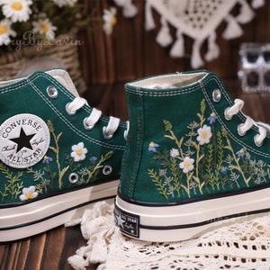 Chaussures brodées Converse,Converse Chuck Taylor années 1970,Converse petite fleur personnalisée / broderie de petites fleurs image 5