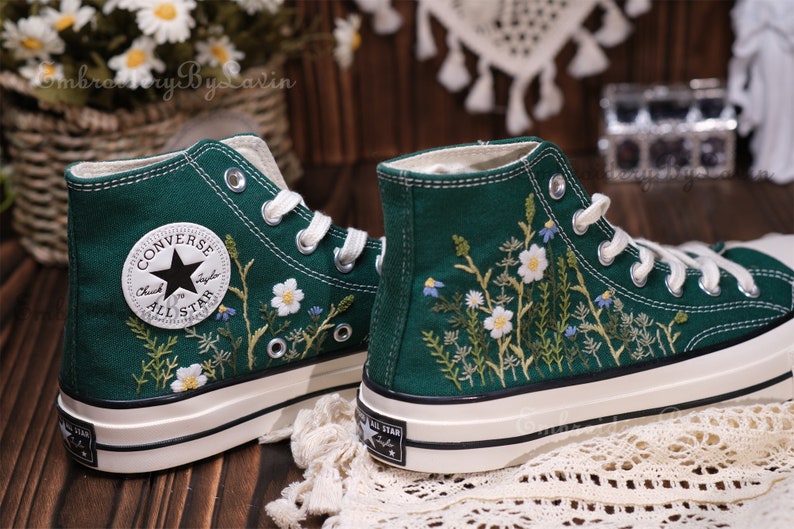 Chaussures brodées Converse,Converse Chuck Taylor années 1970,Converse petite fleur personnalisée / broderie de petites fleurs image 5