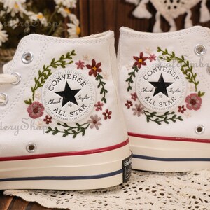 Chaussures brodées Converse,Converse Chuck Taylor années 1970,Converse petite fleur personnalisée / broderie de petites fleurs image 5