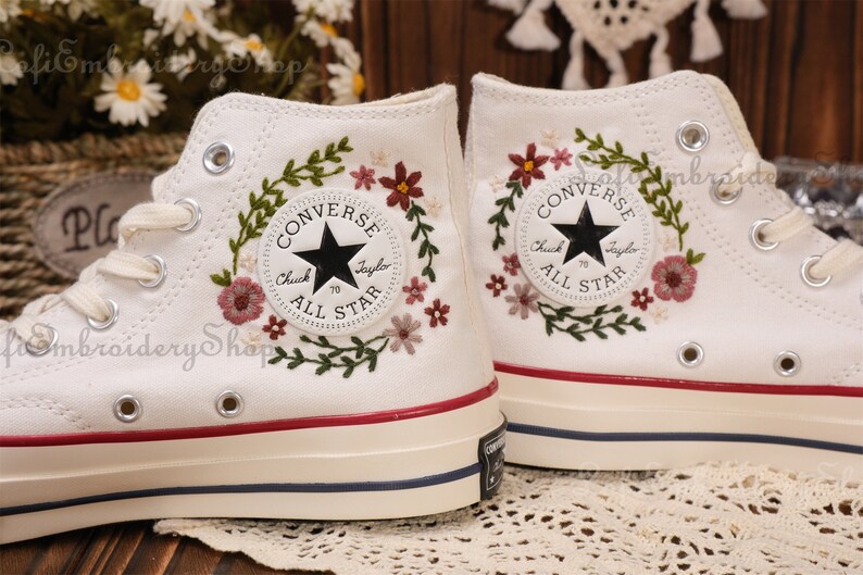 Chaussures brodées Converse,Converse Chuck Taylor années 1970,Converse petite fleur personnalisée / broderie de petites fleurs image 5