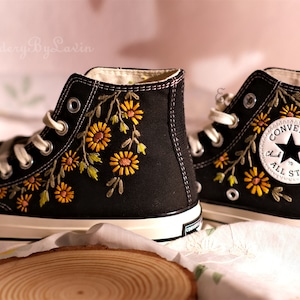 Converse Sonnenblumen bestickte Schuhe, 1970er Converse Chuck Taylor, Converse Custom Small Flower/Kleine Blumenstickerei Bild 3