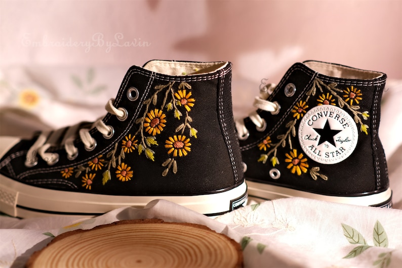 Converse Sonnenblumen bestickte Schuhe, 1970er Converse Chuck Taylor, Converse Custom Small Flower/Kleine Blumenstickerei Bild 3