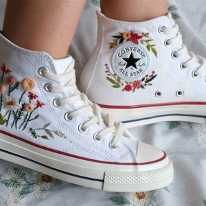 Chaussures brodées Converse,Converse Chuck Taylor années 1970,Converse petite fleur personnalisée / broderie de petites fleurs image 8