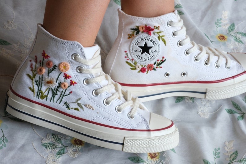 Chaussures brodées Converse,Converse Chuck Taylor années 1970,Converse petite fleur personnalisée / broderie de petites fleurs image 8