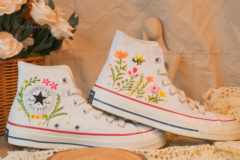 Converse bestickte Schuhe, Converse Chuck Taylor 1970er Jahre, Converse individuelle kleine Blume / kleine Blumenstickerei Bild 3