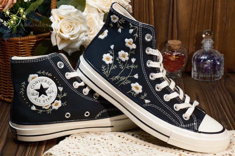 Converse bestickte Schuhe, Converse Chuck Taylor 1970er Jahre, Converse individuelle kleine Blume / kleine Blumenstickerei Bild 2