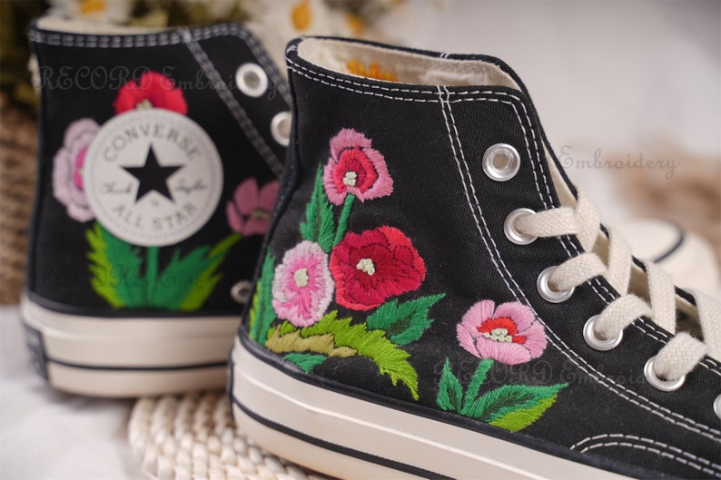 Zapatos bordados Converse, Converse Chuck Taylor 1970s, Converse personalizado pequeña flor / pequeño bordado de flores imagen 4