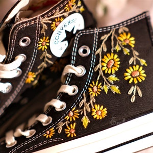 Converse Sonnenblumen bestickte Schuhe, 1970er Converse Chuck Taylor, Converse Custom Small Flower/Kleine Blumenstickerei Bild 2