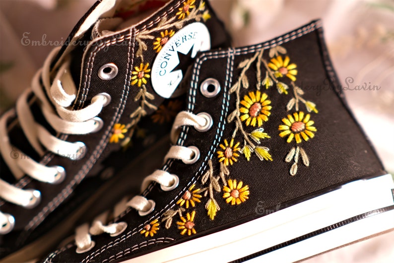 Converse Sonnenblumen bestickte Schuhe, 1970er Converse Chuck Taylor, Converse Custom Small Flower/Kleine Blumenstickerei Bild 2