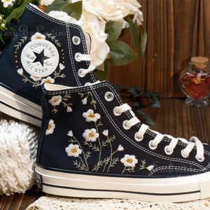 Converse bestickte Schuhe, Converse Chuck Taylor 1970er Jahre, Converse individuelle kleine Blume / kleine Blumenstickerei Bild 1