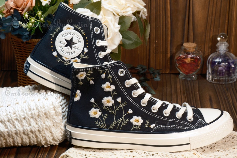 Chaussures brodées Converse,Converse Chuck Taylor années 1970,Converse petite fleur personnalisée / broderie de petites fleurs image 1