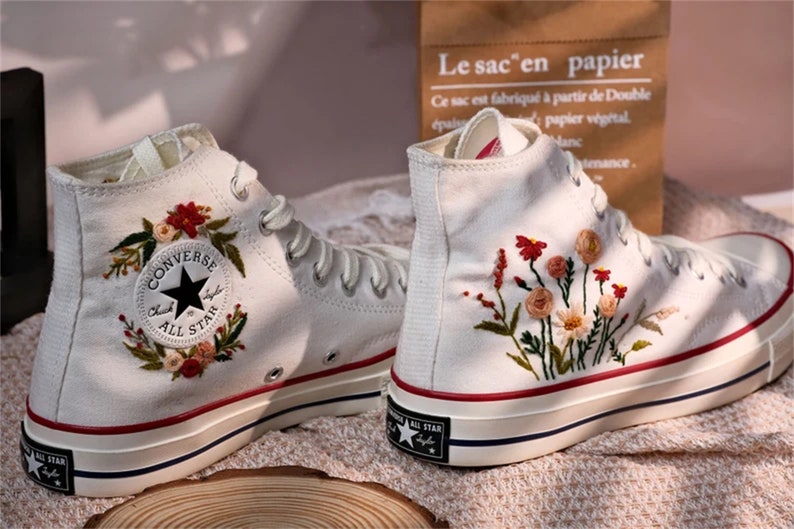 Converse bestickte Schuhe, Converse Chuck Taylor 1970er Jahre, Converse individuelle kleine Blume / kleine Blumenstickerei Bild 1