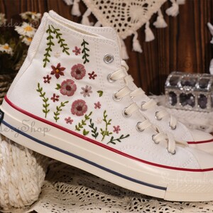 Chaussures brodées Converse,Converse Chuck Taylor années 1970,Converse petite fleur personnalisée / broderie de petites fleurs image 3