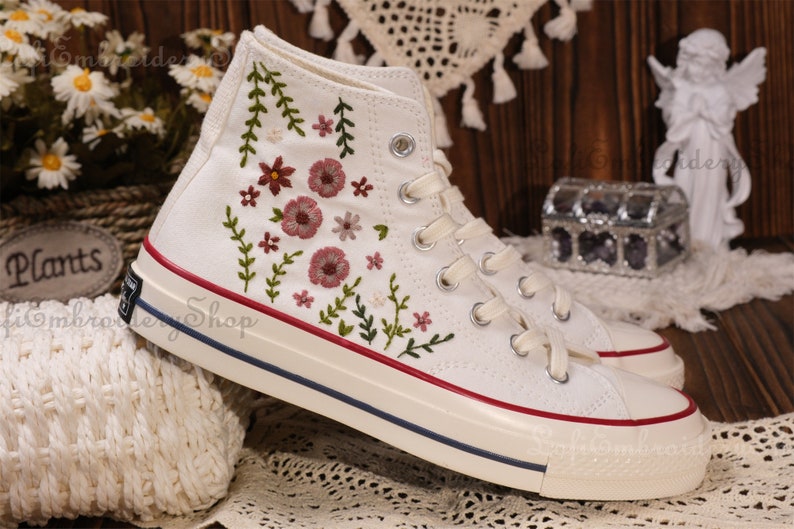 Chaussures brodées Converse,Converse Chuck Taylor années 1970,Converse petite fleur personnalisée / broderie de petites fleurs image 3