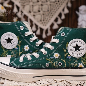 Chaussures brodées Converse,Converse Chuck Taylor années 1970,Converse petite fleur personnalisée / broderie de petites fleurs image 8