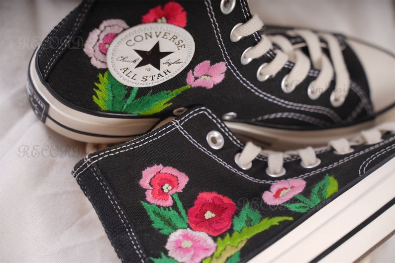 Zapatos bordados Converse, Converse Chuck Taylor 1970s, Converse personalizado pequeña flor / pequeño bordado de flores imagen 1