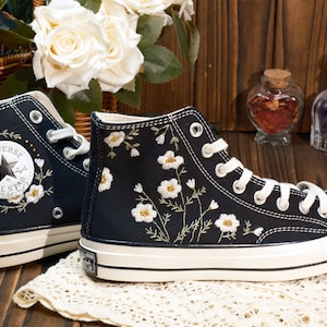 Converse bestickte Schuhe, Converse Chuck Taylor 1970er Jahre, Converse individuelle kleine Blume / kleine Blumenstickerei Bild 3