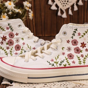 Chaussures brodées Converse,Converse Chuck Taylor années 1970,Converse petite fleur personnalisée / broderie de petites fleurs image 7