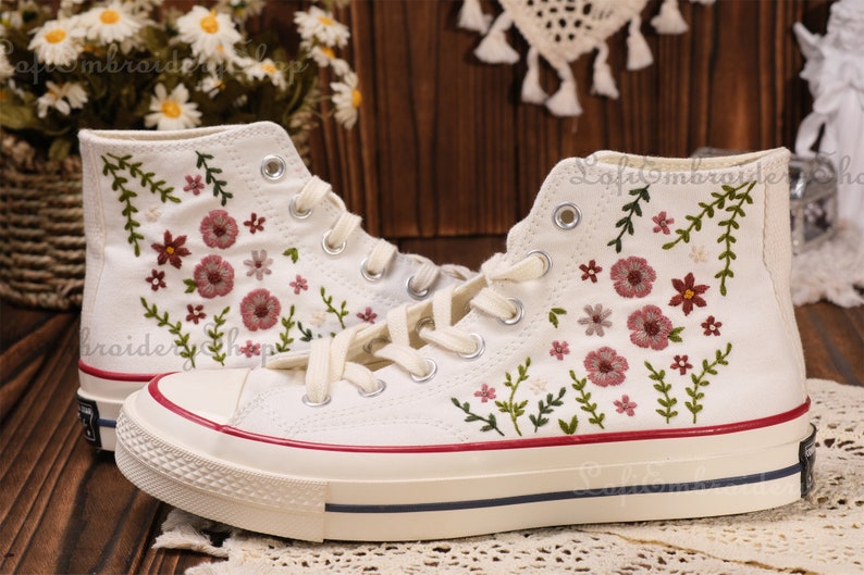 Chaussures brodées Converse,Converse Chuck Taylor années 1970,Converse petite fleur personnalisée / broderie de petites fleurs image 7