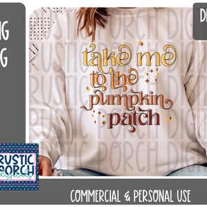 Puede incluir: Una sudadera blanca con el texto "take me to the pumpkin patch" en letras naranja y amarillas con detalles de purpurina dorada.